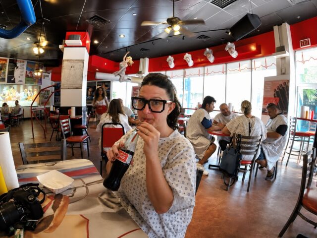 🇺🇸 A história por trás do KiLL Bill, Rambo e Exterminador. 🍔

Em 2014 tivemos a oportunidade de conhecer uma das hamburguerias mais famosas e curiosas do mundo: a Heart Attack Grill, em Las Vegas, com seus Burgers de 9 mil calorias 😂

Mais do que provar um hambúrguer gigante, fomos conhecer de perto um conceito que chamou nossa atenção: a possibilidade de escolher hambúrgueres com diferentes quantidades de carne. Foi dessa experiência que surgiu a inspiração para criarmos os nossos Duplos, Triplos e Quadruplos, ideia que por aqui não se conhecia.

A Heart Attack Grill é conhecida mundialmente pelo seu tema irreverente. Os clientes vestem aventais de “paciente”, os atendentes se caracterizam como enfermeiros e os lanches recebem nomes como Single, Double, Triple e Quadruple Bypass.

Mas as curiosidades não param por aí! Quem consegue terminar o maior hambúrguer da casa dentro das regras da competição não paga a conta. Já quem não consegue terminar o lanche... literalmente leva algumas palmadas com uma paleta, em uma brincadeira realizada pelas “enfermeiras”, bem em frente a uma câmera que registra o momento para todos verem. 😅

Hoje, nossos Duplos, Triplos e Quadruplos carregam um pedacinho dessa viagem inesquecível a Las Vegas e mostram que grandes ideias podem surgir das experiências mais marcantes.

E você? Já encarou um Triplo ou QUAD?

❤️🍔🇺🇸 #DidiosBurger #LasVegas #HeartAttackGrill #burgerlovers