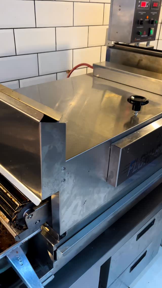 😲 A partir de agora, já na sua próxima mordida, você vai sentir: o Didio’s nunca esteve tão gostoso e irresistível 🤤

Não compramos apenas uma máquina. Investimos em uma nova forma de entregar excelência.

Nossa nova esteira broiler prepara até 1.000 hambúrgueres por hora, mantendo exatamente o mesmo padrão do primeiro ao último pedido.

Isso significa:

✅ Carne sempre no ponto ideal.
✅ O autêntico sabor de churrasco em cada mordida.
✅ Nosso blend artesanal ainda mais valorizado.
✅ Mais agilidade, mais precisão e praticamente zero variações.

Enquanto muitos pensam apenas em vender mais, nós provamos que é possível escalar sem perder a excelência e a atenção em cada pedido.

Cada investimento que fazemos tem um único propósito: fazer com que a sua experiência no Didios seja ainda mais incrível.

Porque excelência não acontece por acaso. Ela é construída todos os dias, detalhe por detalhe. E a gente quer que você tenha certeza disso.

Seu padrão é inegociável. O nosso também. Vem provar 😉

#d1d1osburger #passofundo #hamburger #freshfastfood #bbq