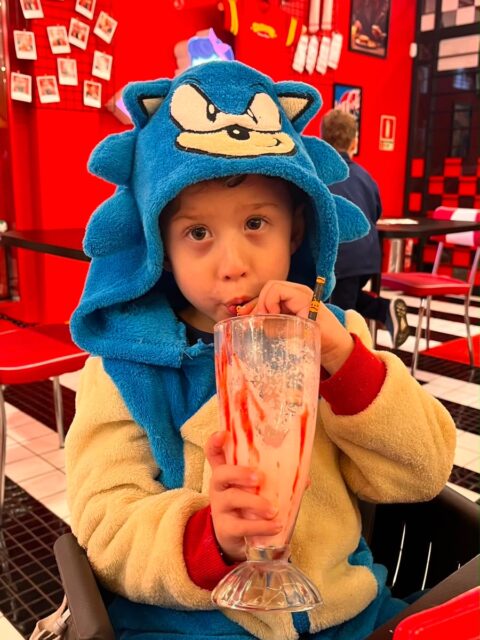 Sabe aquele passeio simples que vira uma lembrança boa? ❤️

Pega as crianças, vem pro Didio’s, escolhe um milk-shake bem caprichado e aproveita um tempinho com elas. 🥤🍦

No fim, nem é só pelo milk-shake… é pela conversa, pelas risadas e por aquele “pai, quando a gente vem de novo?” 🥹

Hoje pode ser um desses dias. ❤️

#DidiosBurger #MilkShake #PassoFundo #RolêEmFamília #MomentosEmFamília ComAsCrianças Hamburgueria MemóriasEmFamília