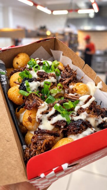 🥔🔥 **BAH!Tatinhas**
**Uma porção tão bagual que vai fazer você dizer: BAH!**
Bolinhas de batata **douradas e crocantes por fora, macias por dentro**, cobertas com **molho cremoso de quatro queijos** e **costela desfiada, macia e suculenta**. 🤤
**Puxa uma, prova… e tenta parar, tchê!**
🧉 Edição especial e inédita para o **20 de Setembro — Dia do Gaúcho**.
⚠️ **Unidades limitadas.** Provou, entendeu o BAH!