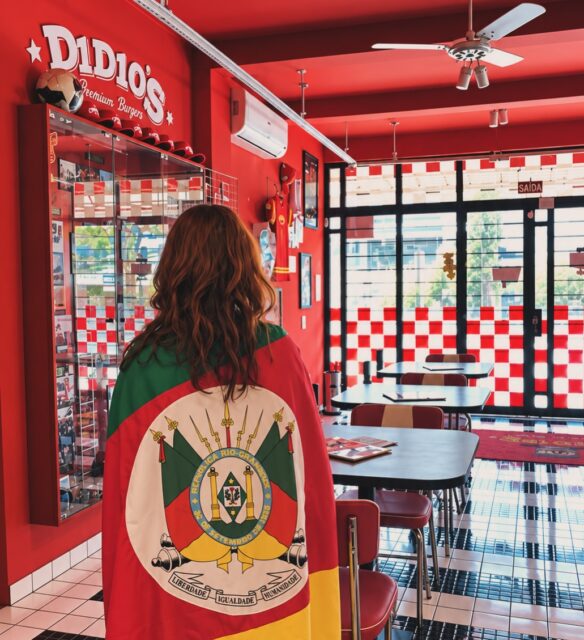 Hoje o orgulho veste as cores do nosso Rio Grande! 💚❤️💛
E aqui no @d1d1osburger , a gente celebra o Dia do Gaúcho do nosso jeito: com tradição, orgulho e aquele sabor que é de respeito! 🍔🔥
#DiaDoGaúcho #D1D10sBurger #SemanaFarroupilha #BahTchê #RioGrandeDoSul